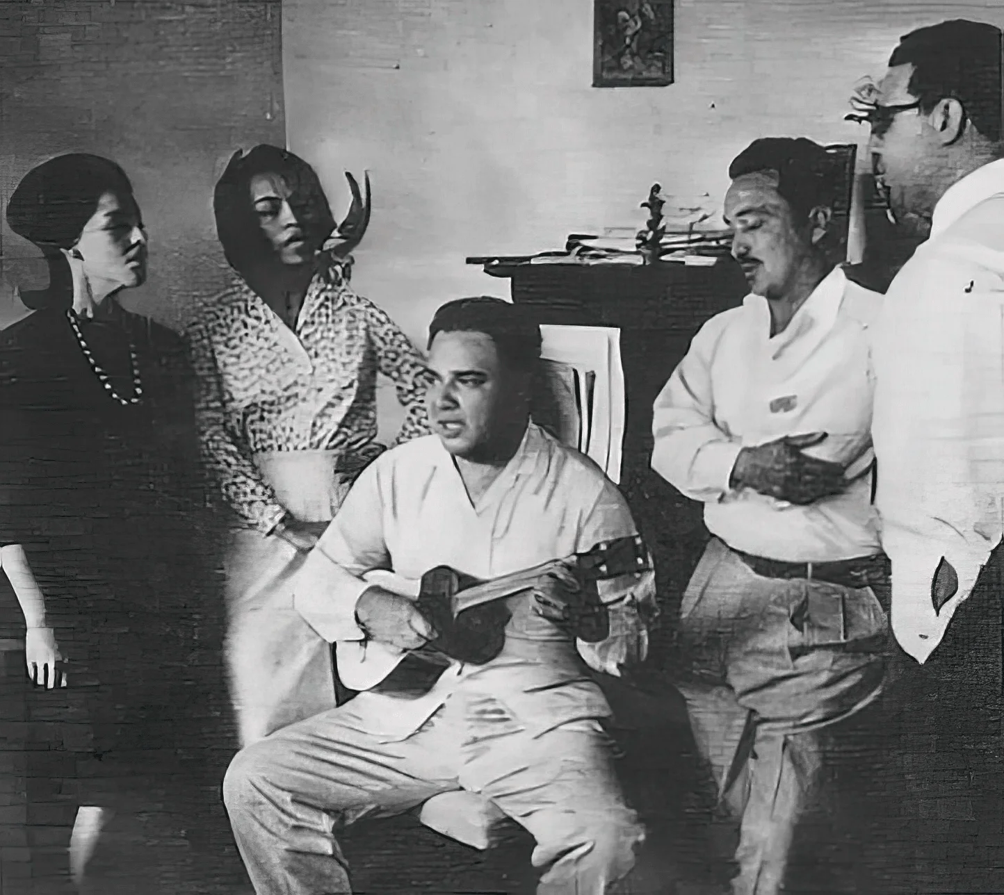 In this until now little-known photo of “Contrapunto” we see (from left to right) Glóris López, Aída Navarro, Rafael Suárez (seated), Domingo Mendoza, and Jesús Sevillano.